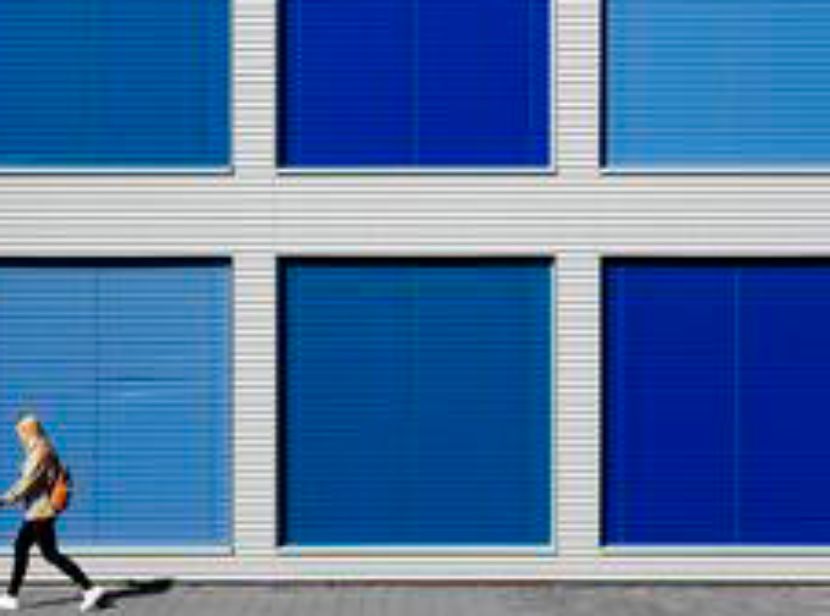 Edificio blanco con ventanas azules.Ir a Agenda y eventos